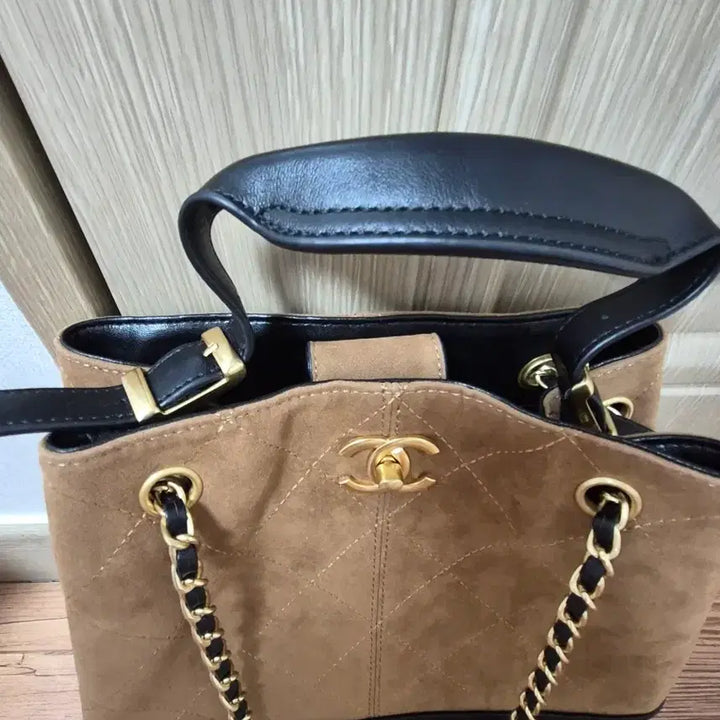 [SOLD OUT] 스웨이드 체인 숄더백