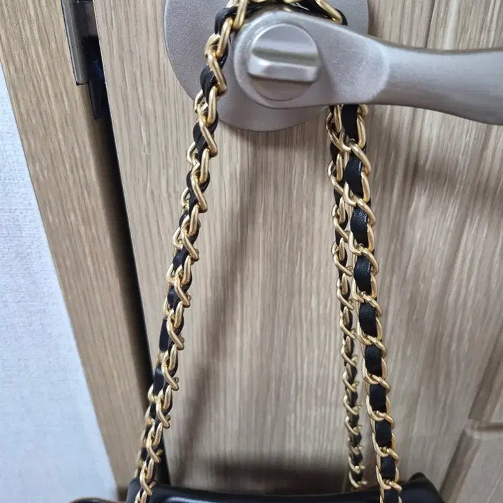 [SOLD OUT] 스웨이드 체인 숄더백