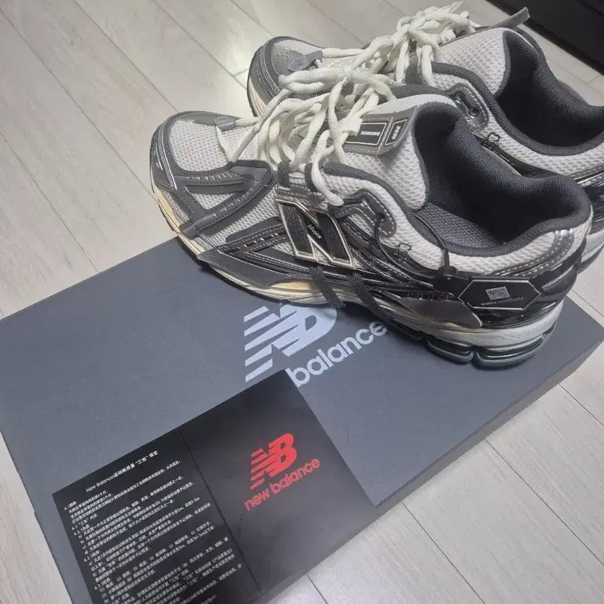 [BUNJANG] New Balance 1906A Silver Metallic Sneakers / 뉴발란스 1906A 270사이즈 실버 메탈릭 팝니다