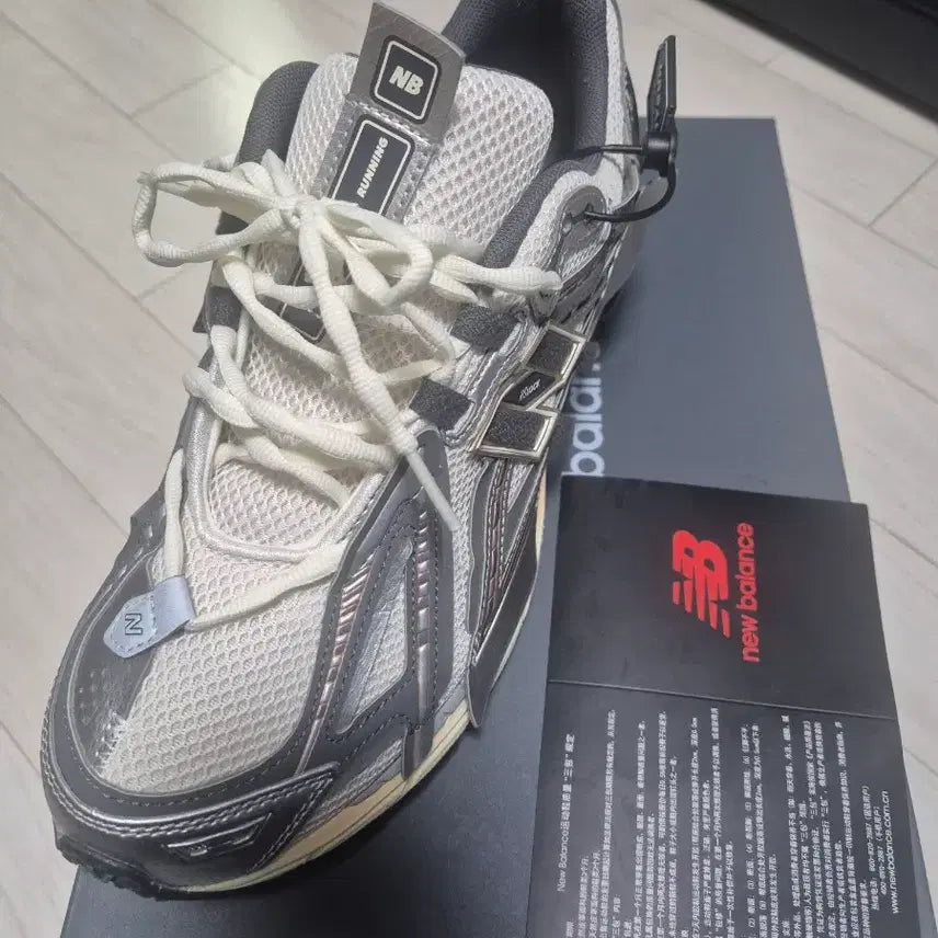 [BUNJANG] New Balance 1906A Silver Metallic Sneakers / 뉴발란스 1906A 270사이즈 실버 메탈릭 팝니다