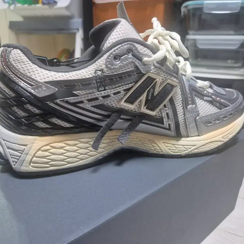 [BUNJANG] New Balance 1906A Silver Metallic Sneakers / 뉴발란스 1906A 270사이즈 실버 메탈릭 팝니다