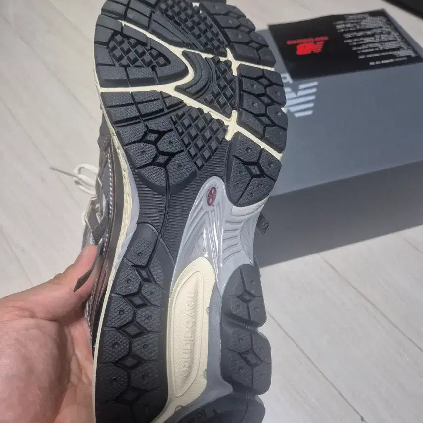 [BUNJANG] New Balance 1906A Silver Metallic Sneakers / 뉴발란스 1906A 270사이즈 실버 메탈릭 팝니다