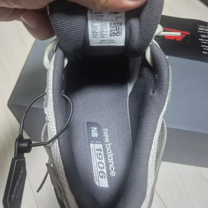 [BUNJANG] New Balance 1906A Silver Metallic Sneakers / 뉴발란스 1906A 270사이즈 실버 메탈릭 팝니다