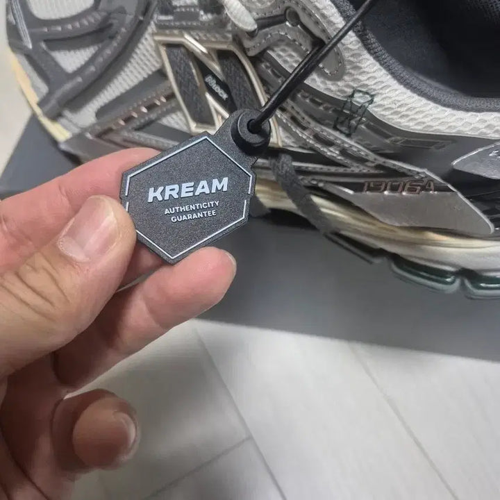 [BUNJANG] New Balance 1906A Silver Metallic Sneakers / 뉴발란스 1906A 270사이즈 실버 메탈릭 팝니다