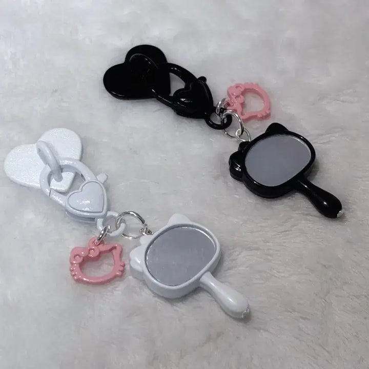 [BUNJANG] Hello Kitty Metal Mirror Keyring / 헬로키티 메탈 거울 키링 화이트/블랙