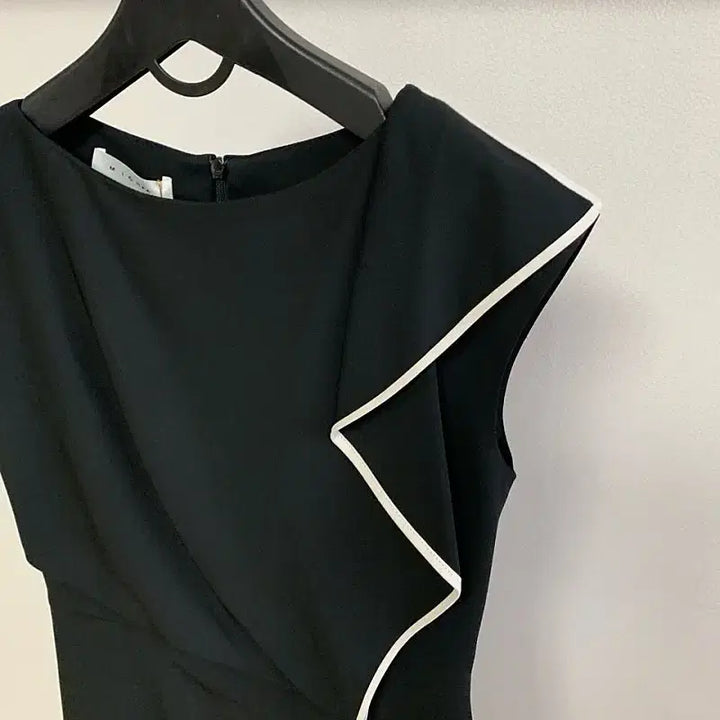 [SOLD OUT] 미샤블랙 배색 라인 원피스