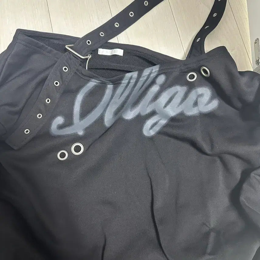 [BUNJANG] Illigo 129 Buckle Off-Shoulder Sweatshirt Black / 일리고 129 버클 오프숄더 맨투맨 블랙