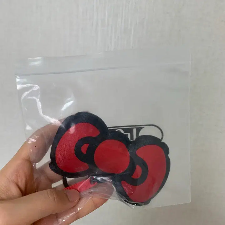 [BUNJANG] Hello Kitty Lesportsac Ribbon Puffer Charm / 헬로키티 레스포삭 리본 패딩 키링
