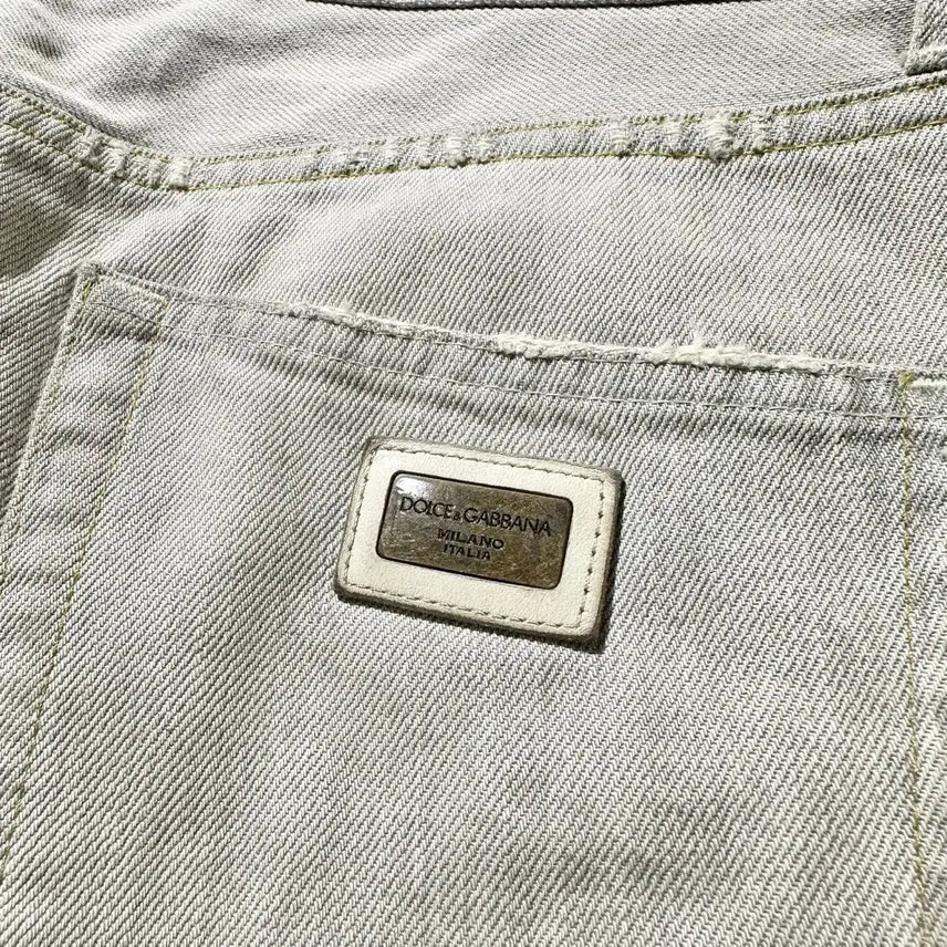 [SOLD OUT] [32-33,매장판] 돌체 앤 가바나 메탈 플레이트 디스트레스드 데님팬츠