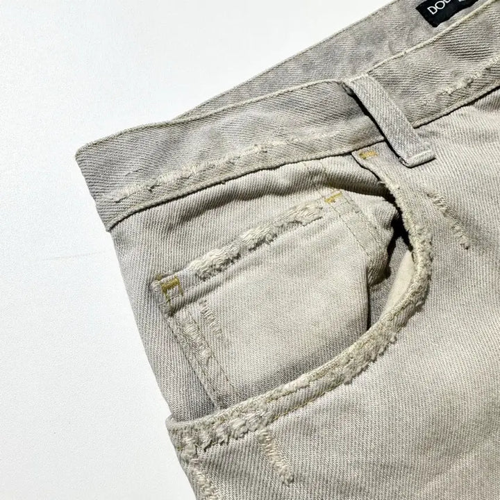[SOLD OUT] [32-33,매장판] 돌체 앤 가바나 메탈 플레이트 디스트레스드 데님팬츠