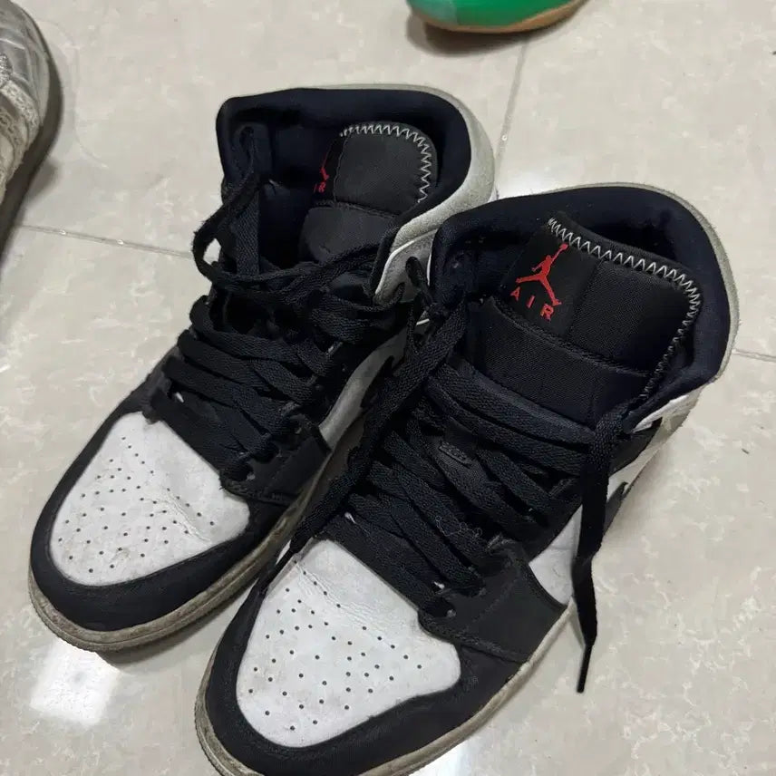 [BUNJANG] Nike Air Jordan 1 Black/White Mid Basketball Shoes / 나이키 에어조던1 블랙/화이트 미드