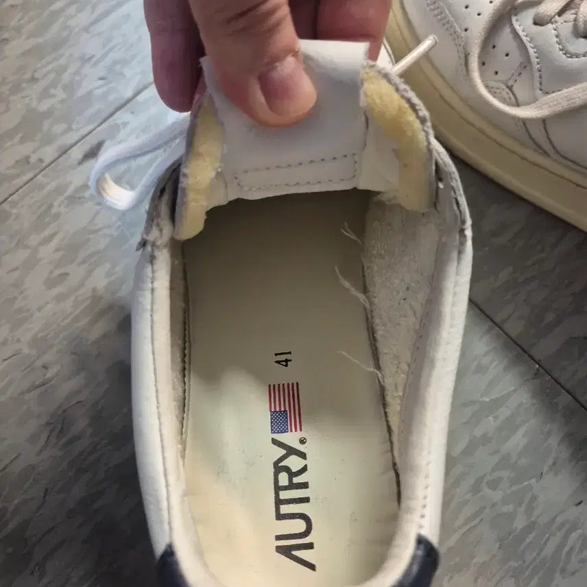 [BUNJANG] Autry Medalist Navy Sneakers / 오트리 메달리스트 네이브 41사이즈