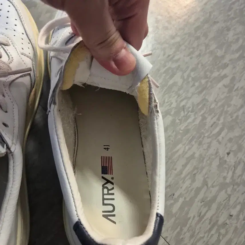 [BUNJANG] Autry Medalist Navy Sneakers / 오트리 메달리스트 네이브 41사이즈