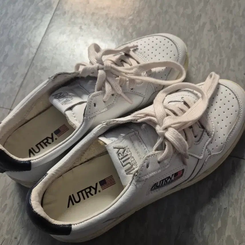 [BUNJANG] Autry Medalist Navy Sneakers / 오트리 메달리스트 네이브 41사이즈