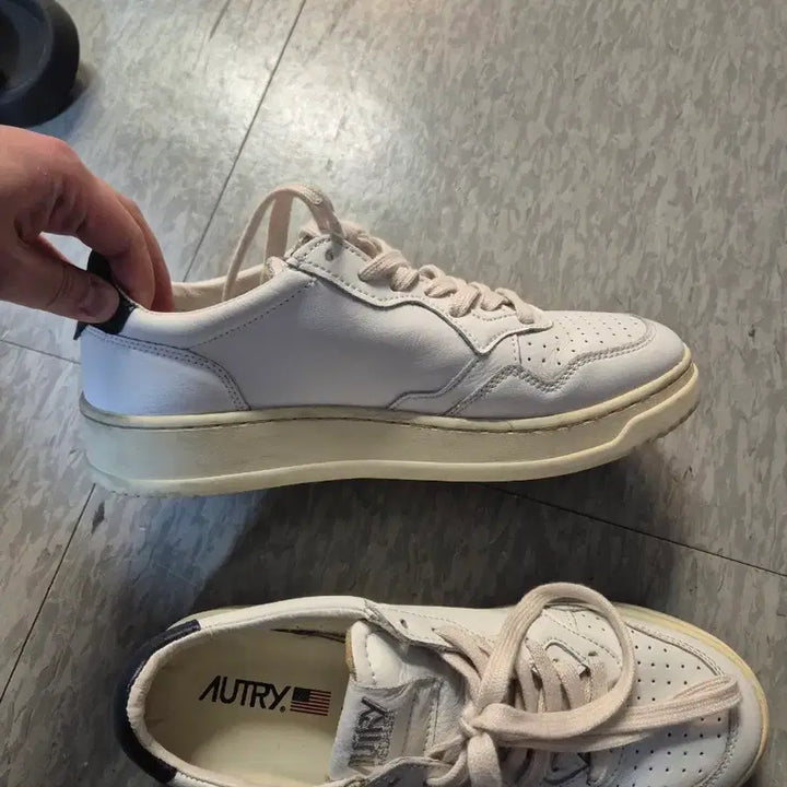 [BUNJANG] Autry Medalist Navy Sneakers / 오트리 메달리스트 네이브 41사이즈