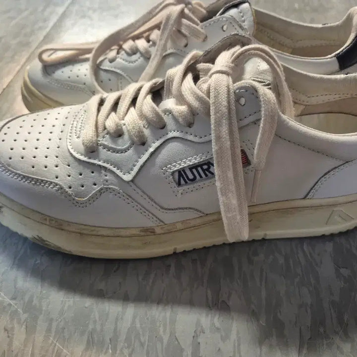 [BUNJANG] Autry Medalist Navy Sneakers / 오트리 메달리스트 네이브 41사이즈