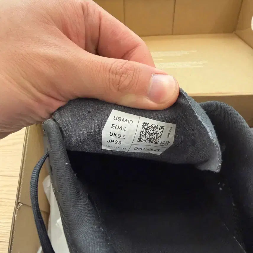 [BUNJANG] On Running Cloudmonster Void Black Sneakers / [44] 온 러닝 클라우드몬스터 보이드 블랙 (크림 구매)