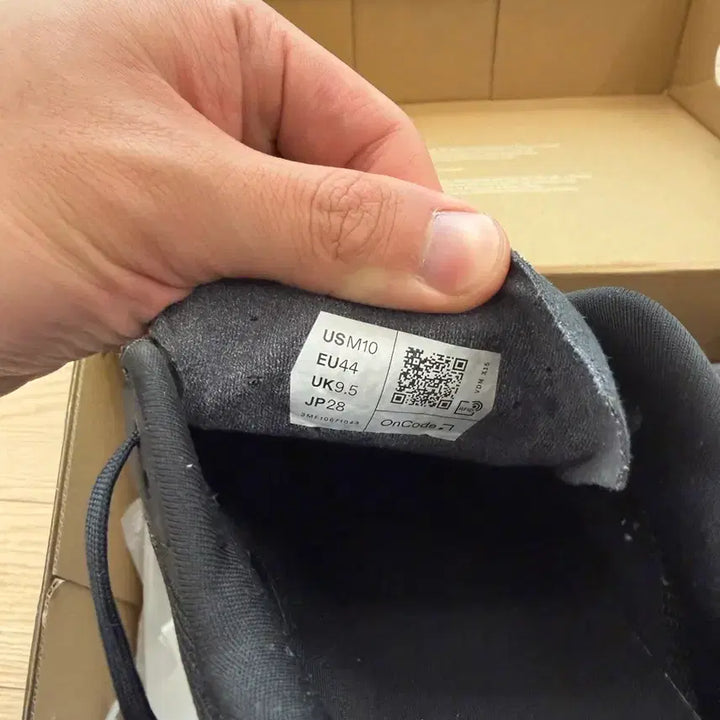 [BUNJANG] On Running Cloudmonster Void Black Sneakers / [44] 온 러닝 클라우드몬스터 보이드 블랙 (크림 구매)