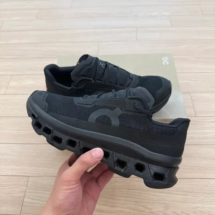 [BUNJANG] On Running Cloudmonster Void Black Sneakers / [44] 온 러닝 클라우드몬스터 보이드 블랙 (크림 구매)