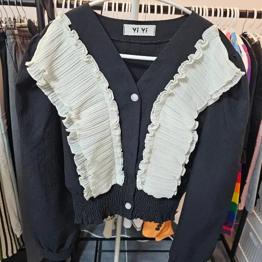 [BUNJANG] YiYi Black Frill Blouse / YiYi 블랙 프릴 블라우스