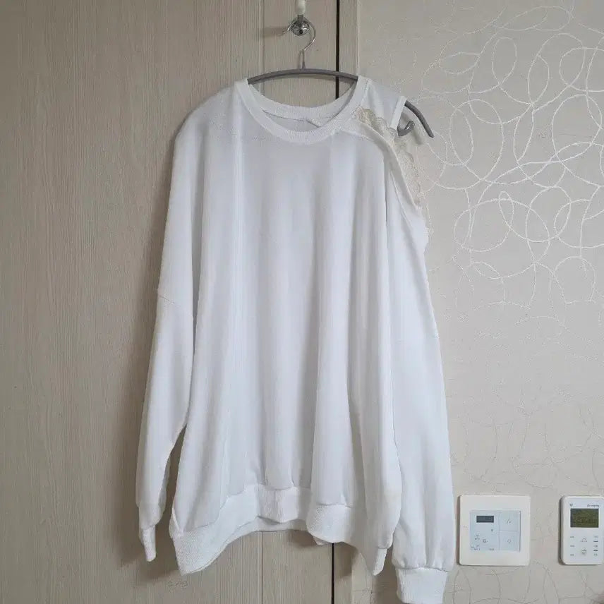 [BUNJANG] Basic Ivory Lace Pointed Oversized Sweatshirt / 트임 레이스 포인트 맨투맨