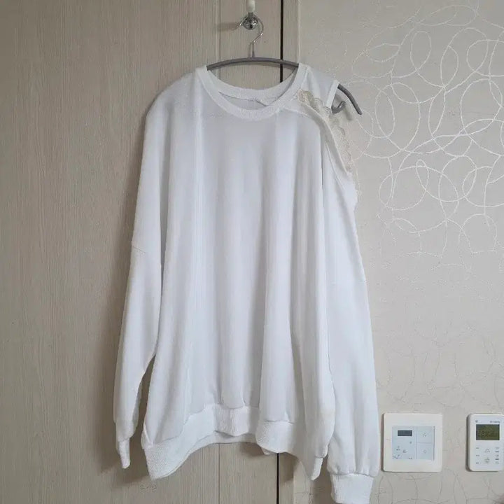 [BUNJANG] Basic Ivory Lace Pointed Oversized Sweatshirt / 트임 레이스 포인트 맨투맨
