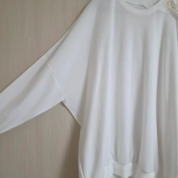[BUNJANG] Basic Ivory Lace Pointed Oversized Sweatshirt / 트임 레이스 포인트 맨투맨