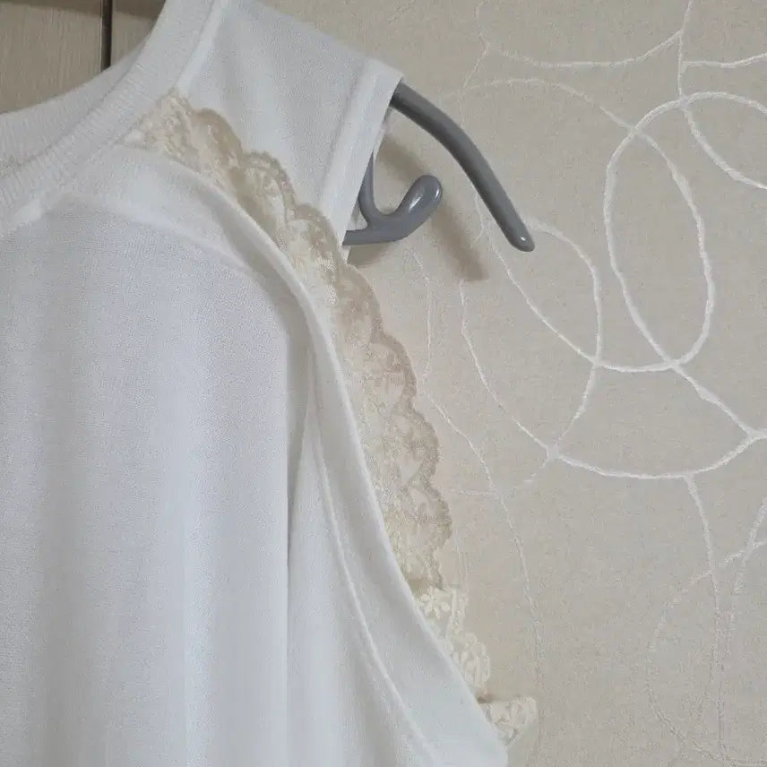 [BUNJANG] Basic Ivory Lace Pointed Oversized Sweatshirt / 트임 레이스 포인트 맨투맨