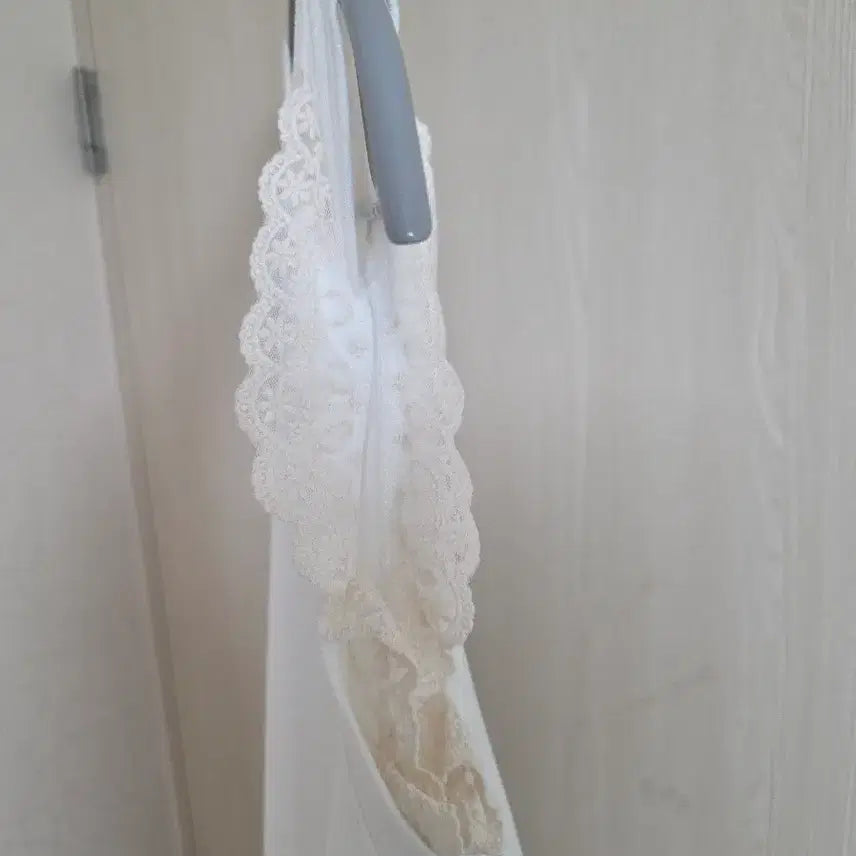[BUNJANG] Basic Ivory Lace Pointed Oversized Sweatshirt / 트임 레이스 포인트 맨투맨