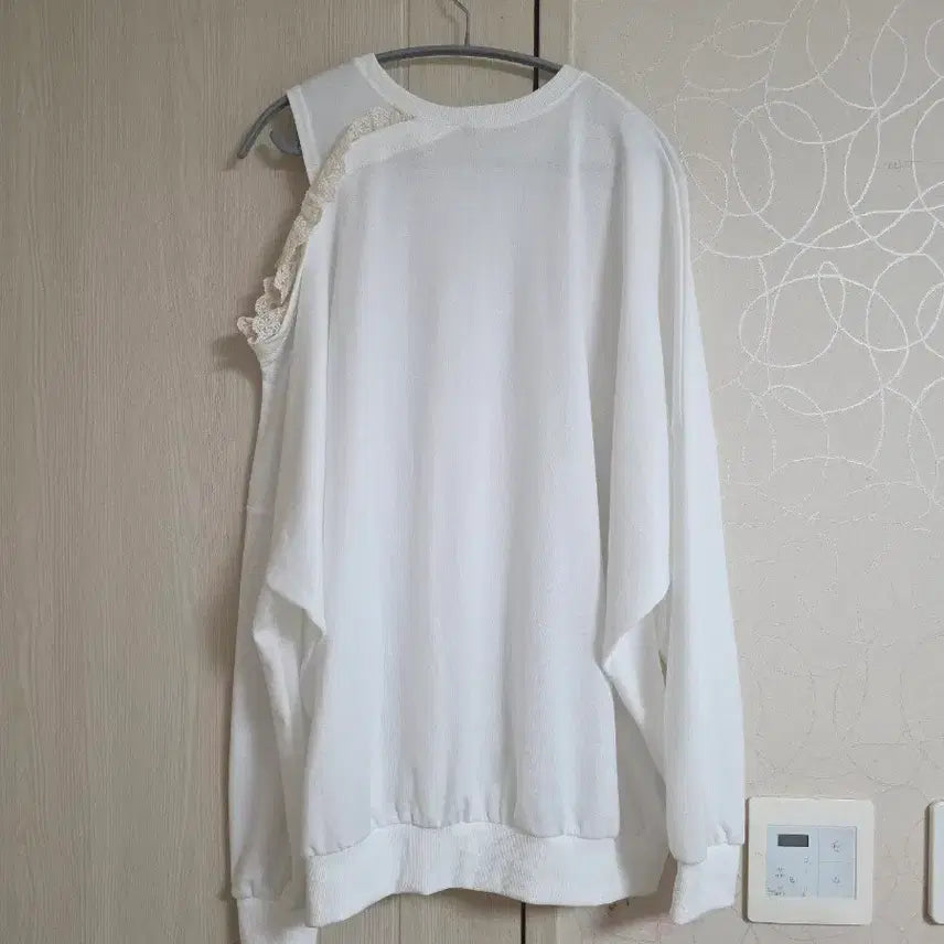 [BUNJANG] Basic Ivory Lace Pointed Oversized Sweatshirt / 트임 레이스 포인트 맨투맨
