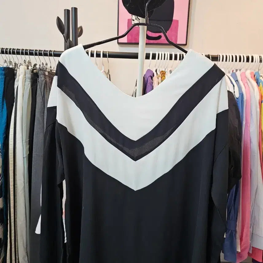 [BUNJANG] Black &amp; White V-Neck Long Sleeve Blouse / 블랙 앤 화이트 브이넥 긴팔 블라우스