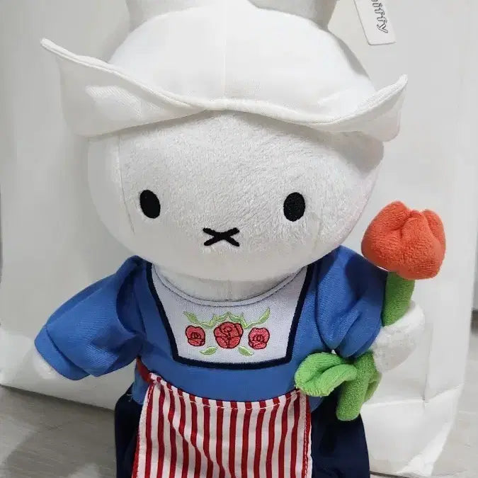 [BUNJANG] Authentic Miffy Dutch Traditional Costume Doll with Tulips / (정품) 미피 네덜란드 전통의상 인형 판매