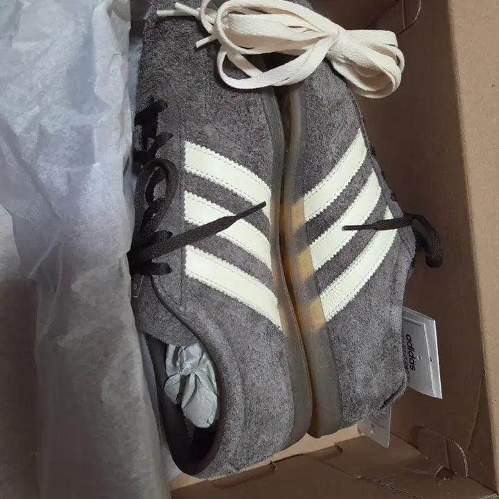 [BUNJANG] Adidas Gazelle Low Pro Dark Brown Sneakers / 가젤 로우 프로 - 다크브라운:크림화이트(260)