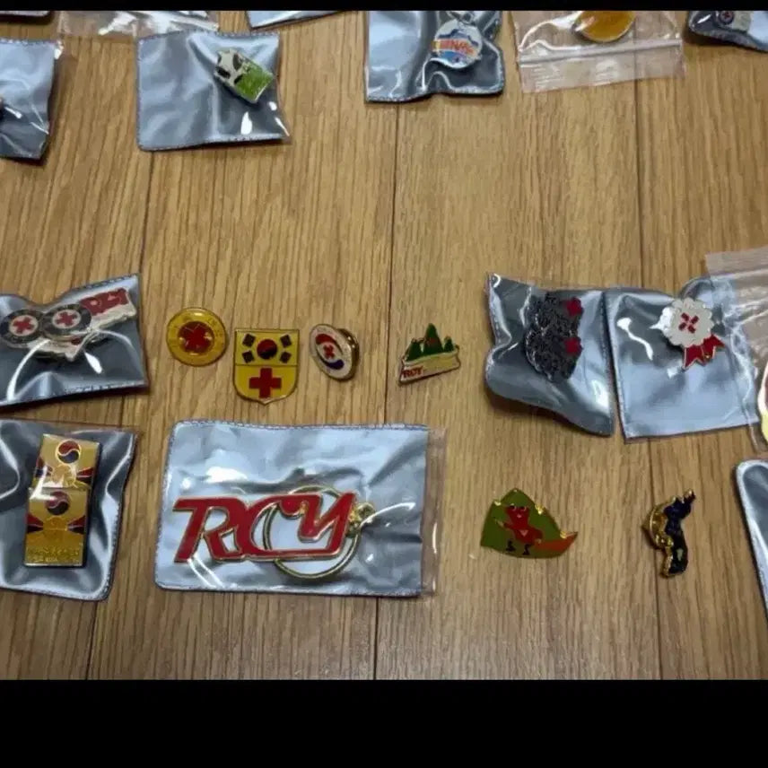 [BUNJANG] Korean Red Cross RCY Badges / 대한적십자사 배지 뱃지 rcy뱃지