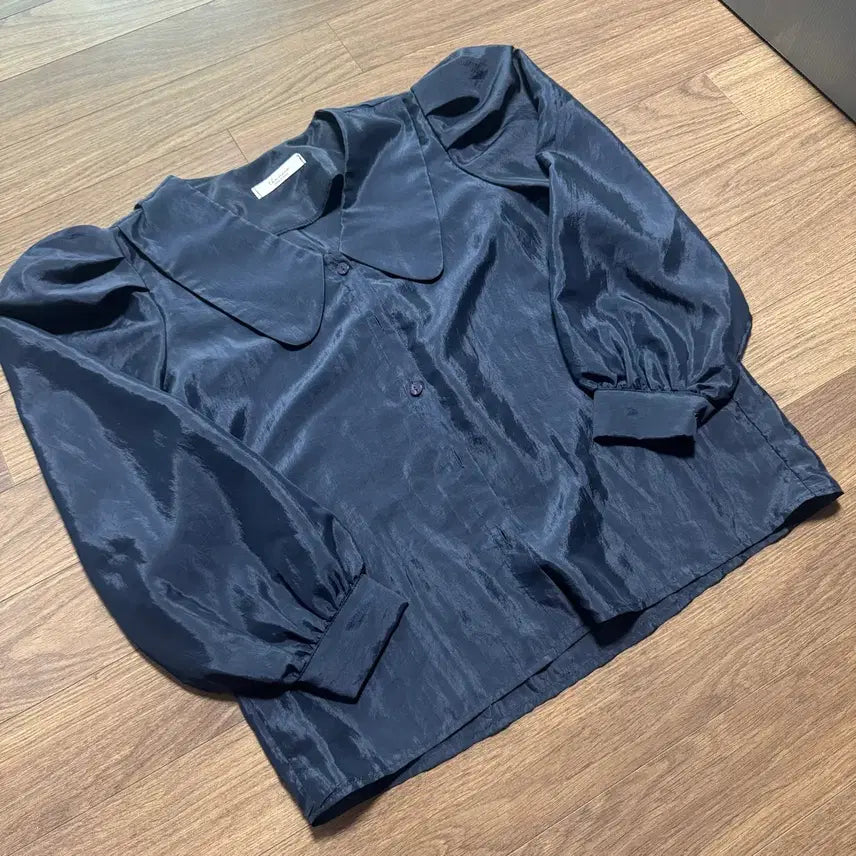 [BUNJANG] Navy Satin Big Collar Blouse / 네이비 빅카라 새틴 블라우스