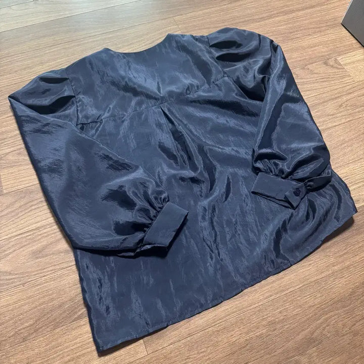 [BUNJANG] Navy Satin Big Collar Blouse / 네이비 빅카라 새틴 블라우스