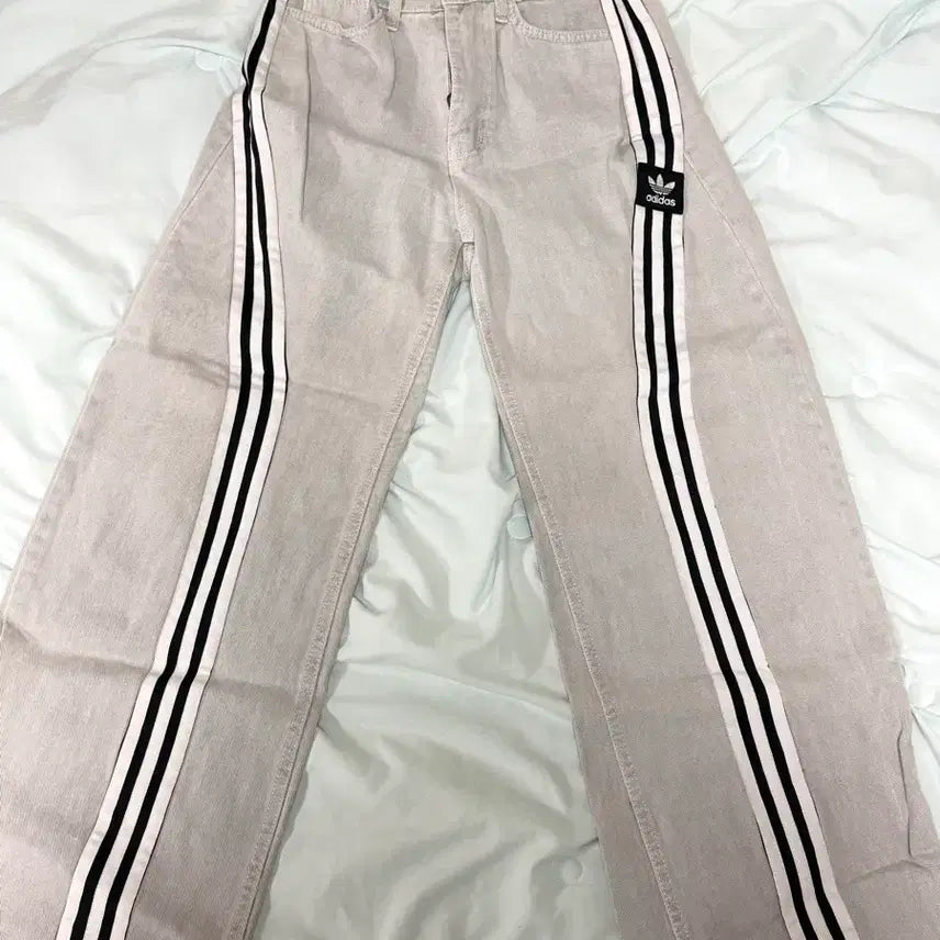 [BUNJANG] Adidas Custom Jeans with Side Stripe Detail / 아디다스 커스텀 청바지 / 아디다스 져지 사선라인 / 연그레이