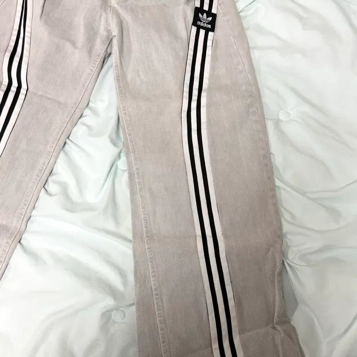 [BUNJANG] Adidas Custom Jeans with Side Stripe Detail / 아디다스 커스텀 청바지 / 아디다스 져지 사선라인 / 연그레이