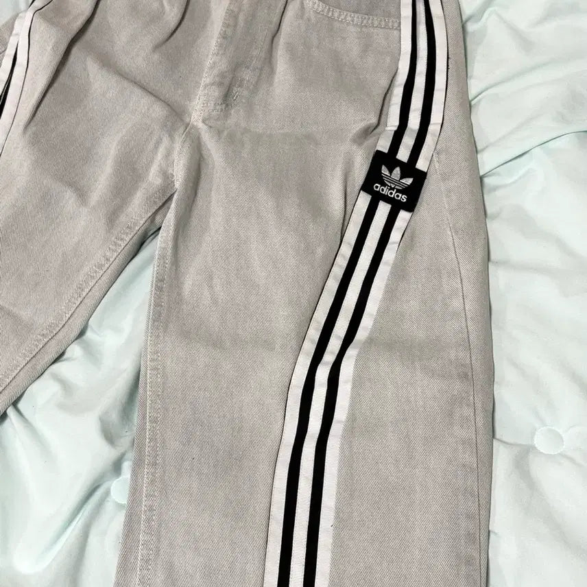 [BUNJANG] Adidas Custom Jeans with Side Stripe Detail / 아디다스 커스텀 청바지 / 아디다스 져지 사선라인 / 연그레이