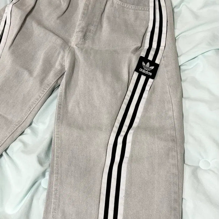 [BUNJANG] Adidas Custom Jeans with Side Stripe Detail / 아디다스 커스텀 청바지 / 아디다스 져지 사선라인 / 연그레이