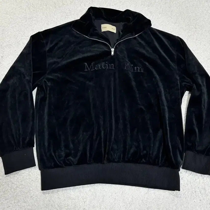 [SOLD OUT] 마뗑킴 벨벳 하프집업 블랙( 정가 135000)