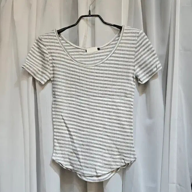 [BUNJANG] Asymmetrical Hem Striped Short Sleeve T-Shirt / 펀칭 밑단유 언발 그레이 스트라이프 반팔