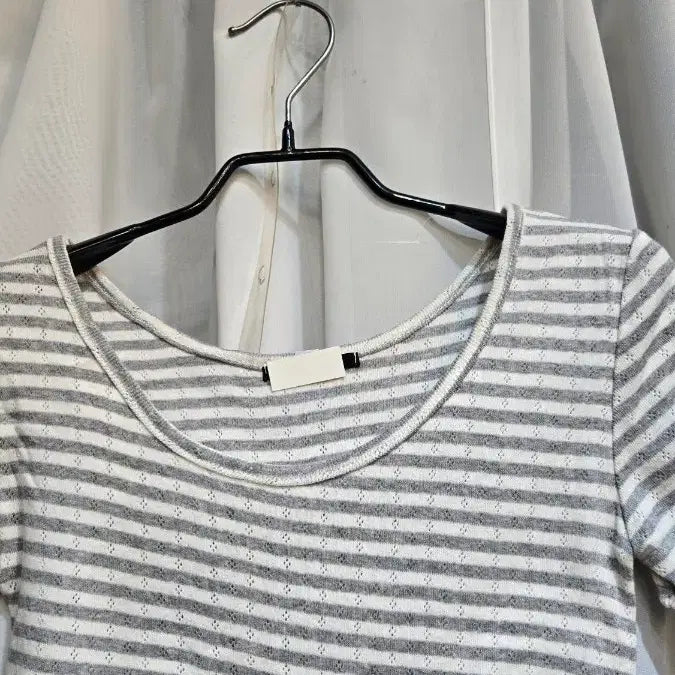 [BUNJANG] Asymmetrical Hem Striped Short Sleeve T-Shirt / 펀칭 밑단유 언발 그레이 스트라이프 반팔