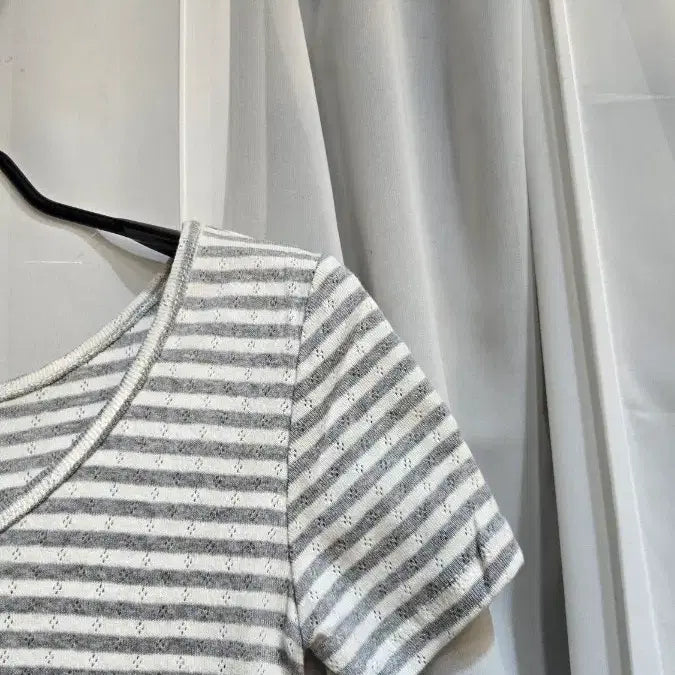 [BUNJANG] Asymmetrical Hem Striped Short Sleeve T-Shirt / 펀칭 밑단유 언발 그레이 스트라이프 반팔