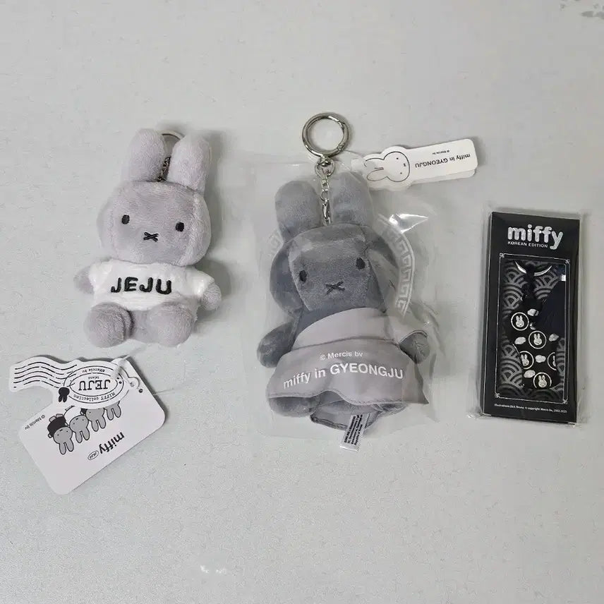 [BUNJANG] Miffy Celadon Mother-of-Pearl Keychain Doll / 제주도 기념 미피 / 경주 석굴암 미피 / 달빛청자 자개 미피 키링인형