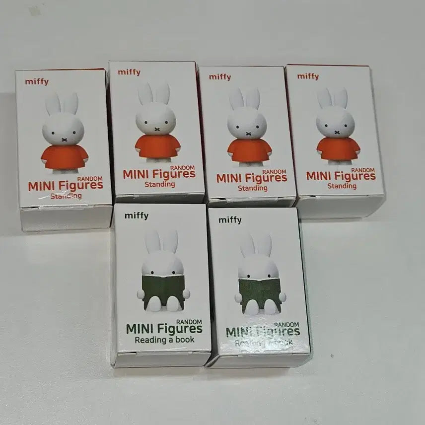[BUNJANG] Miffy Celadon Mother-of-Pearl Keychain Doll / 미피 책읽는 미피 박스 /파우치 피규어 키링 인형