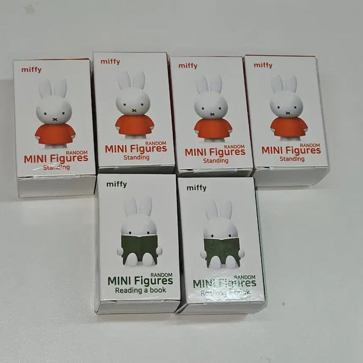 [BUNJANG] Miffy Celadon Mother-of-Pearl Keychain Doll / 미피 책읽는 미피 박스 /파우치 피규어 키링 인형