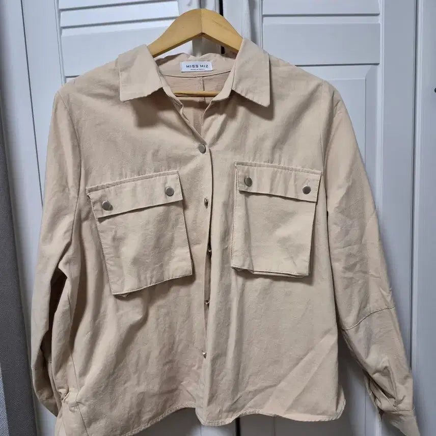 [BUNJANG] Miss Mizz Beige Pocket Shirt Jacket / 미스미즈 베이지색 포켓 셔츠 자켓