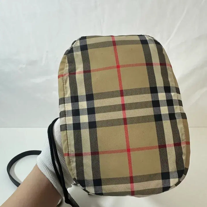 [BUNJANG] Burberry Lettering Drawstring Pouch Bag / 버버리 레터링 드로우스트링 포이백 (OS)