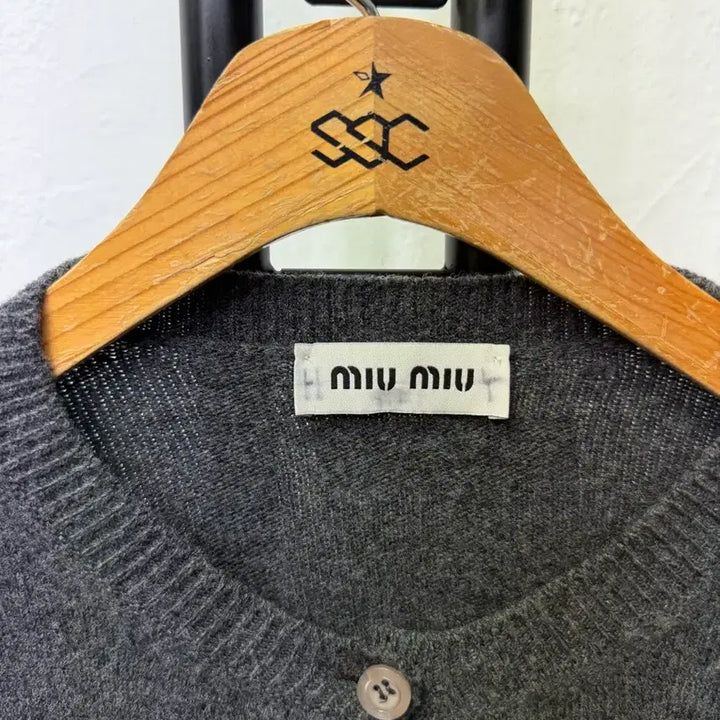 [BUNJANG] Miu Miu Back Logo Gray Cardigan 40 / 정품) 미우미우 신형 여성 백로고 그레이 가디건 40